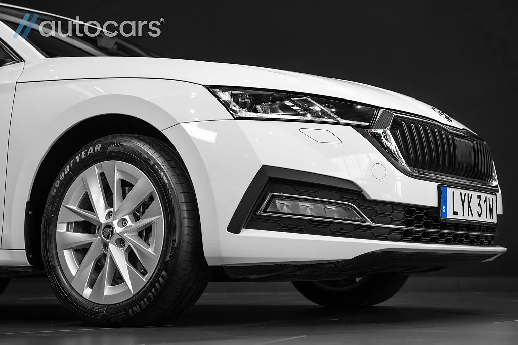 Vit Skoda Octavia – en av de bästa pendlarbilarna för motorväg